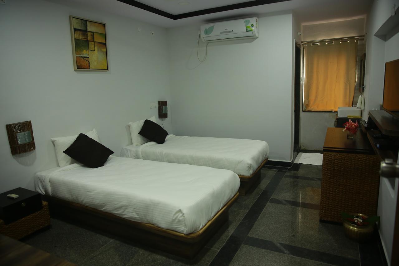 Lokis Forest Inn Hyderabad Bagian luar foto