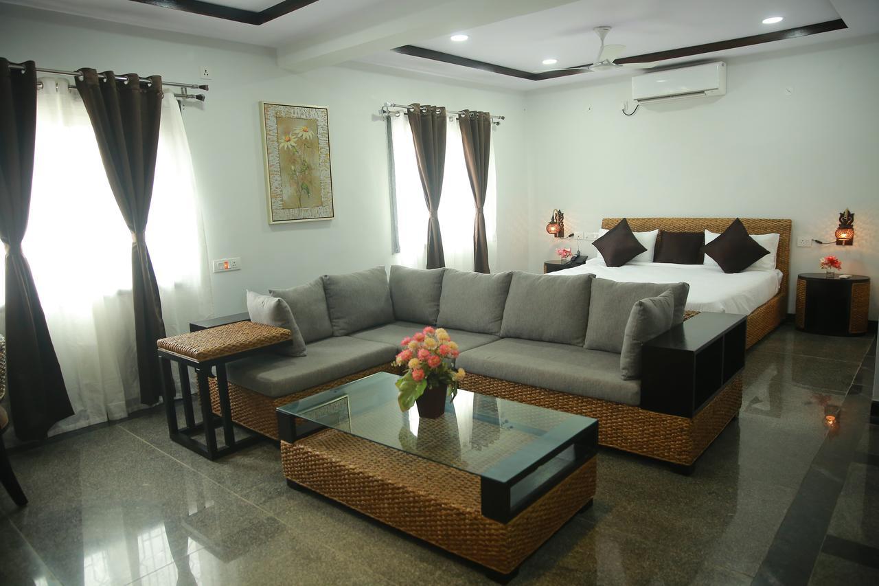 Lokis Forest Inn Hyderabad Bagian luar foto