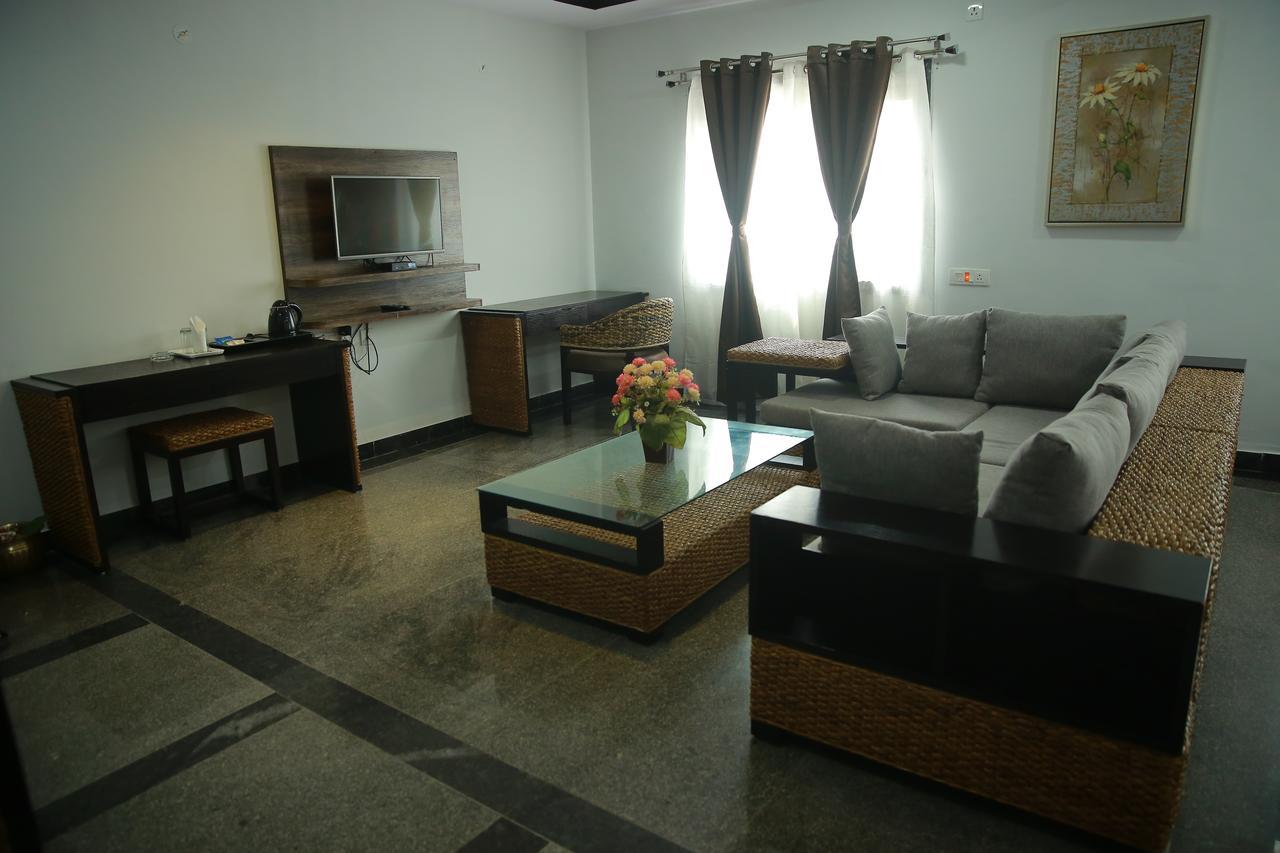 Lokis Forest Inn Hyderabad Bagian luar foto