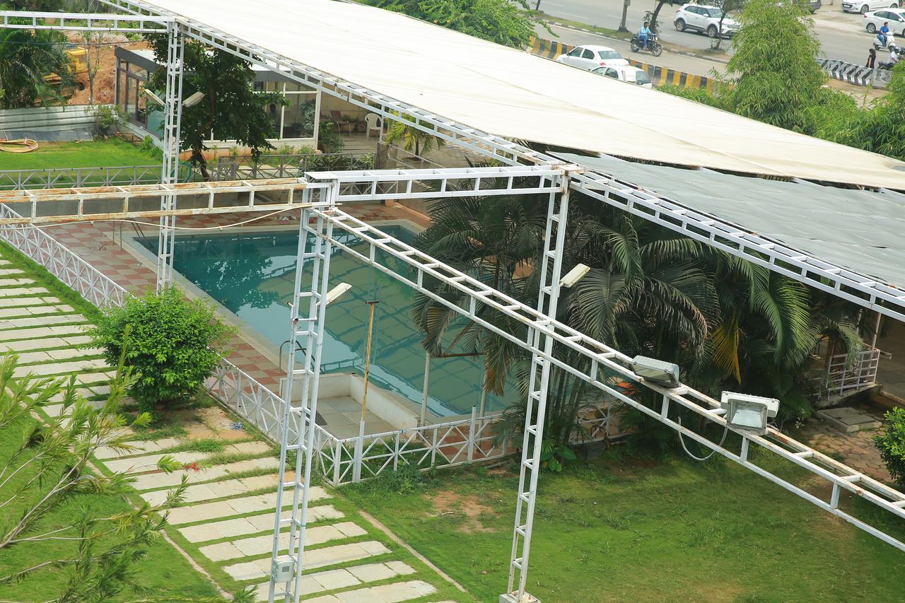 Lokis Forest Inn Hyderabad Bagian luar foto