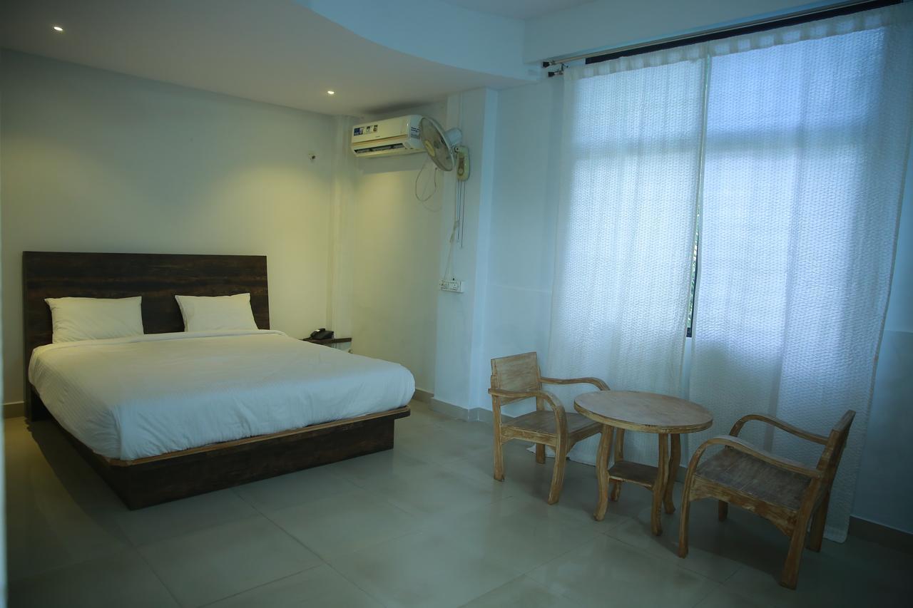 Lokis Forest Inn Hyderabad Bagian luar foto