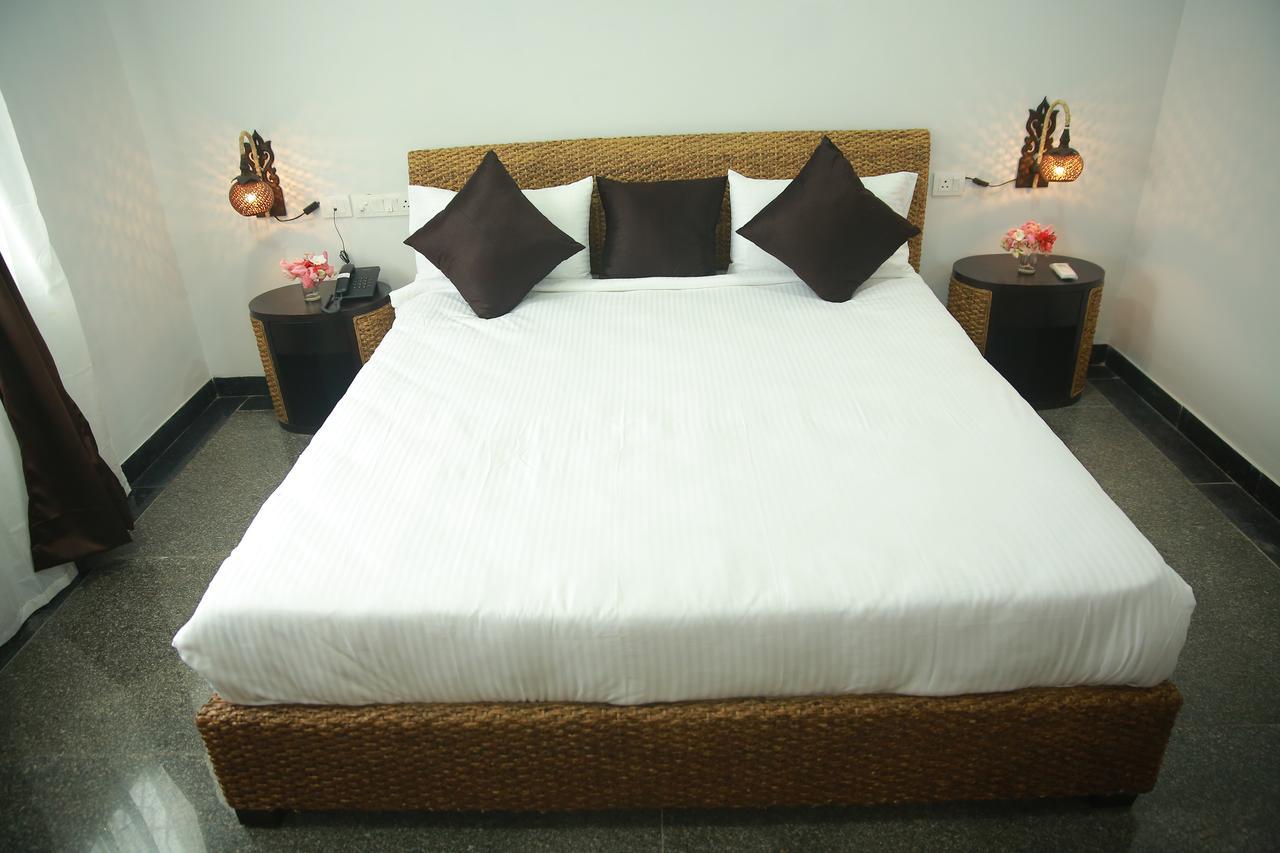 Lokis Forest Inn Hyderabad Bagian luar foto